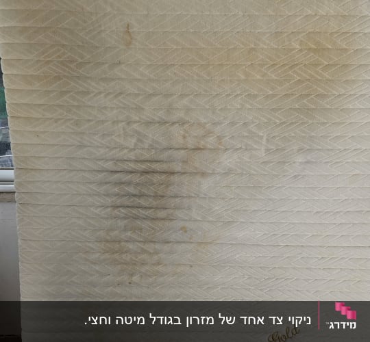 מזרן עם כתמים ולוגו 